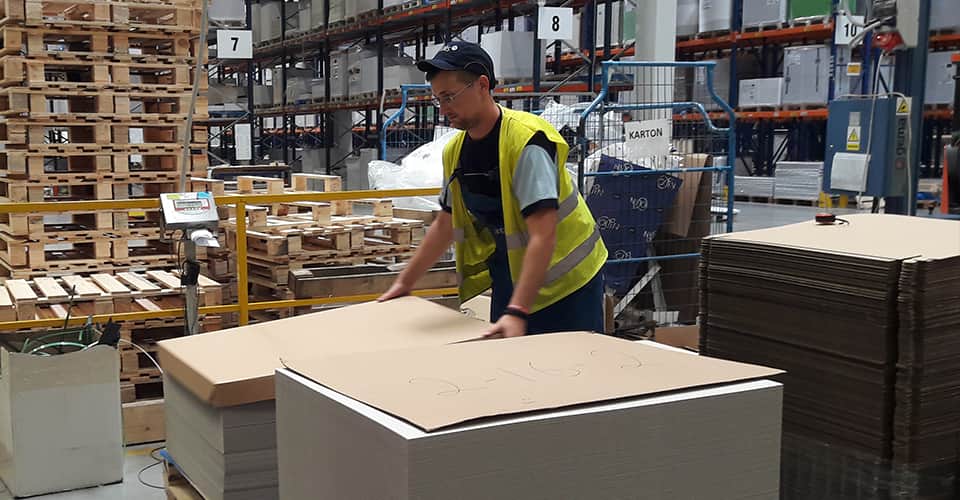 Mann packt Palette für gedruckte Kommunikation.jpg